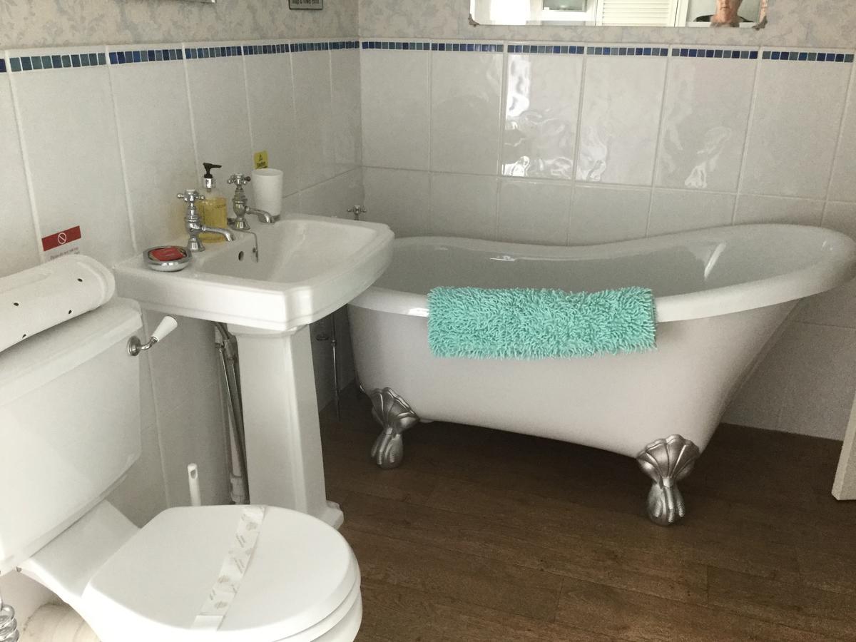 Celyn Villa Bed And Breakfast Holywell  Ngoại thất bức ảnh
